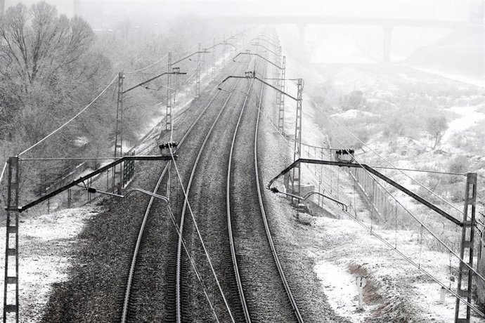 Vías del tren con nieve tras el paso de la borrasca Filomena, en Madrid (España), a 7 de enero de 2021. La Comunidad de Madrid ha activado el nivel 1 del Plan de Inclemencias Invernales a partir de esta medianoche por previsión de la Agencia Estatal de 