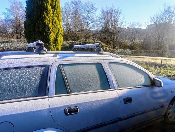 Coche afectado por el hielo