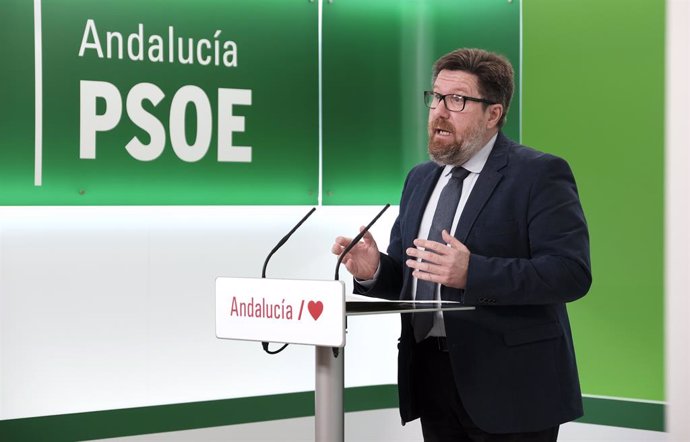 El portavoz adjunto del grupo parlamentario del PSOE-A, Rodrigo Sánchez Haro, en rueda de prensa.
