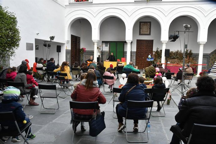 Asitentes a uno de los espectáculos navideños en Tomares