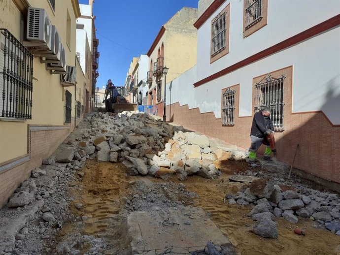 Sevilla.-El Ayuntamiento de Alcalá inicia las obras de reurbanización y alumbrado de la calle Castillo de Santa Olalla