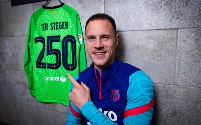 El portero del FC Barcelona Marc-André Ter Stegen posa con la camiseta conmemorativa de sus 250 partidos con el equipo blaugrana