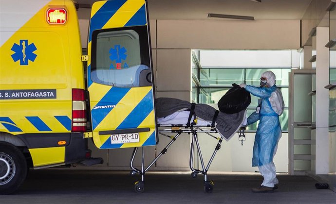 Traslado de un paciente de coronavirus en ambulancia en Chile
