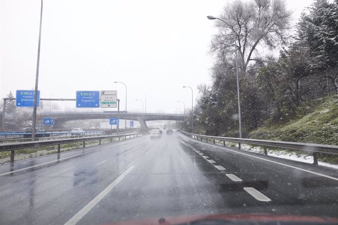 Nieve en una carretera de la capital tras el paso de la borrasca Filomena, en Madrid (España), a 7 de enero de 2021. La Comunidad de Madrid ha activado el nivel 1 del Plan de Inclemencias Invernales a partir de esta medianoche por previsión de la Agenci