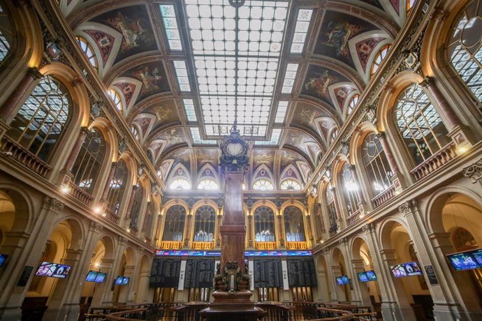 El interior de la Bolsa de Madrid (España),