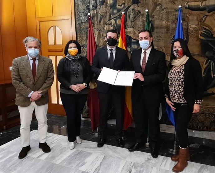 Firma del convenio entre el Ayuntamiento y Anfane.