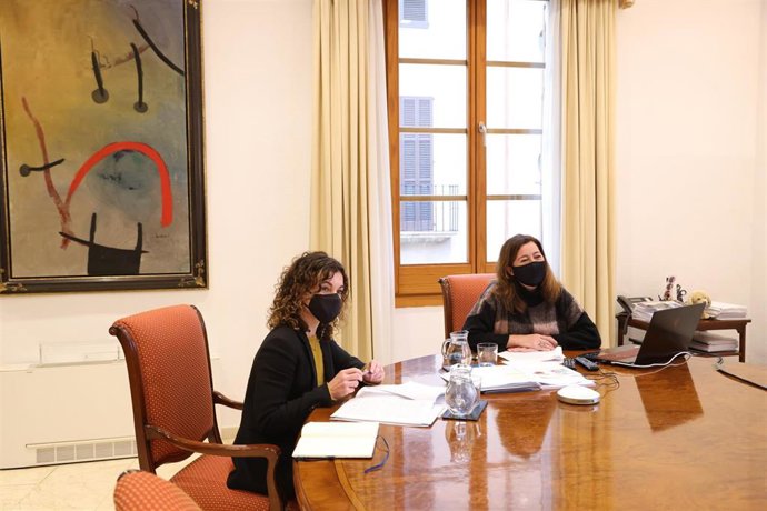 La consellera de Hacienda, Rosario Sánchez, y la presidenta del Govern, Francina Armengol, durante la reunión telemática.