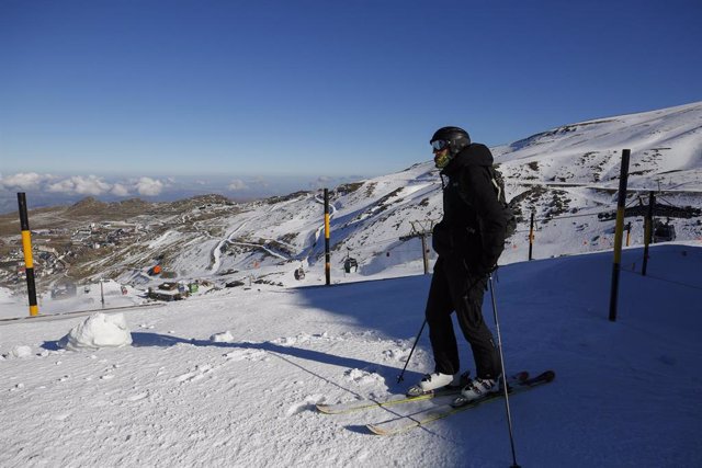 Esquiadores  con mascarillas en la estación de esquí de Sierra Nevada, en la inauguración de la temporada invernal 20-21