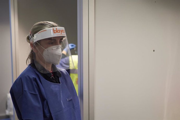 Una trabajadora sanitaria, en un centro de Refena donde se ha administrado la vacuna contra la COVID-19 a profesionales sociosanitarios, en Pamplona, Navarra (España), a 29 de diciembre de 2020