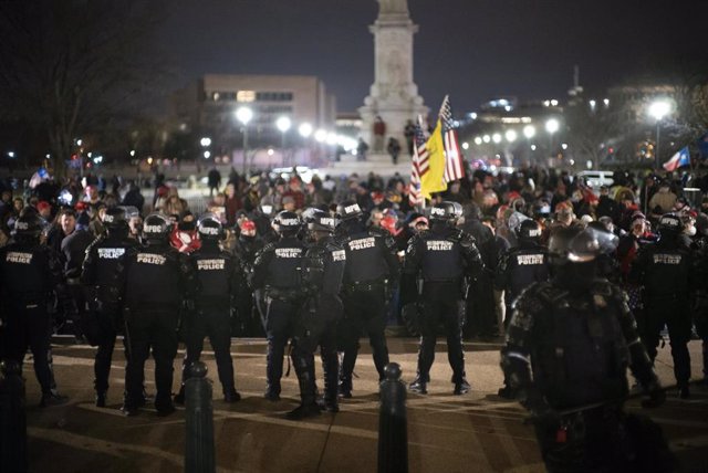 Policía durante el asalto de los partidarios del presidente de Estados Unidos, Donald Trump, al Capitolio. 