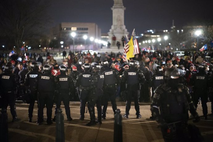 06 January 2021, US, Washington: Police officers stand guard outside the USCapitol after supporters of US President Donald Trump stormed the building where lawmakers were due to certify president-elect Joe Biden's win in the November election and inter