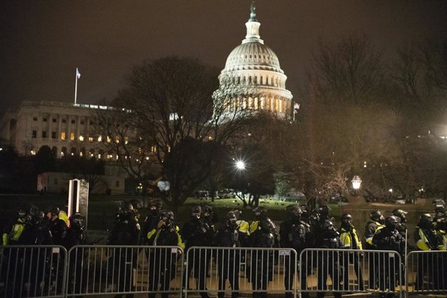 Agentes de la Policía frente al Capitolio de EEUU durante el asalto.