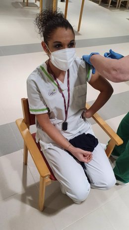 Trabajadora de la residencia Domus Vi de Carballo (A Coruña) al recibir la vacuna contra la Covid-19