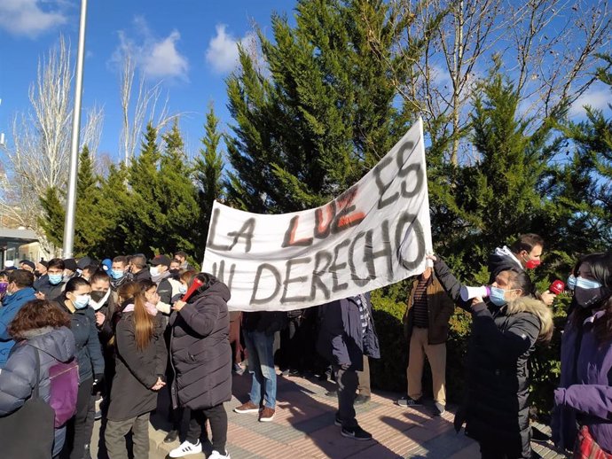Vecinos de la Cañada Real Galiana protestan ante la sede de Naturgy