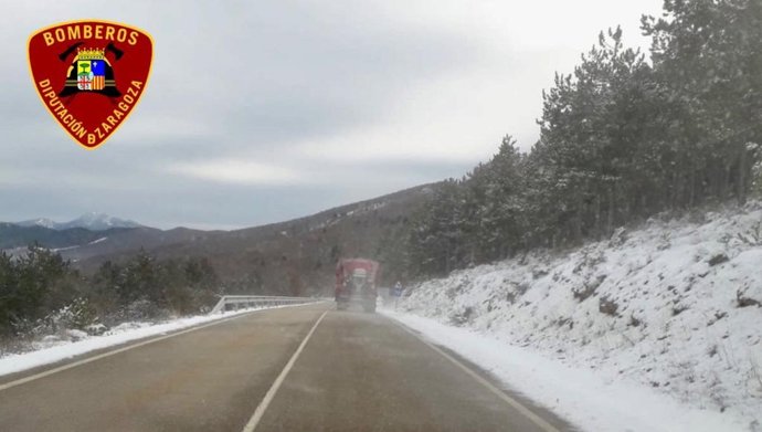 Los bomberos de la DPZ esparcen más de 15 toneladas de sal con máquinas quitanieves este jueves.