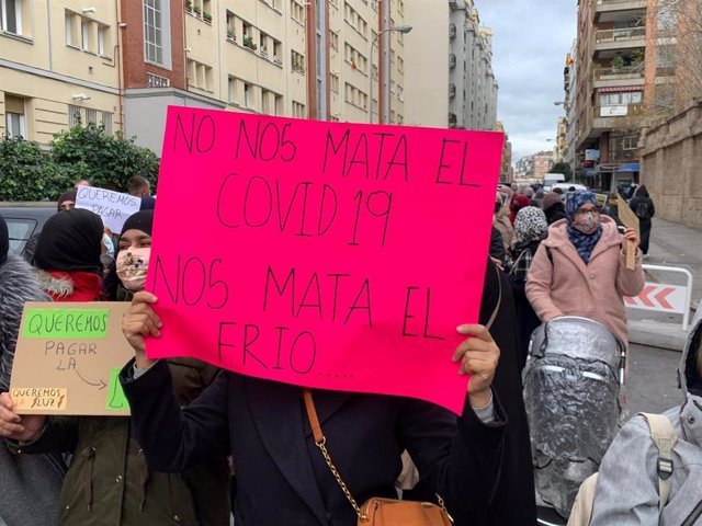 Vecinos de Cañada Real se concentran de nuevo frente  a la Consejería de Vivienda para exigir el fin de los cortes eléctricos en la zona