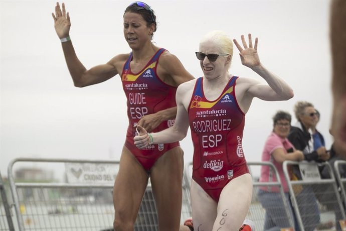 La triatleta paralímpica española Susana Rodríguez, junto a su guía Paula García.