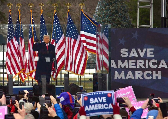 El presidente de Estados Unidos, Donald Trump, se dirige a sus seguidores poco antes de que centenares de ellos marcharan hacia la toma del Capitolio en Washington.