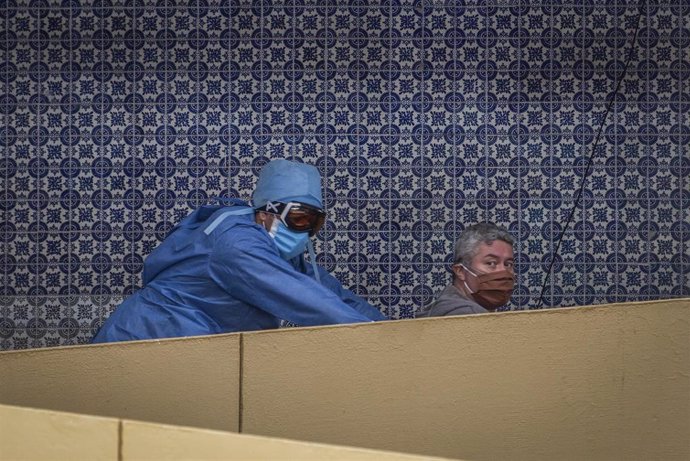 Un trabajador sanitario traslada a un paciente con coronavirus en un hospital de Ciudad de México.