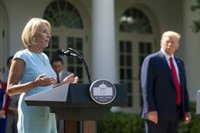 La secretaria de Educación de EEUU dimite señalando "el impacto" que la retórica de Trump tuvo en el asalto