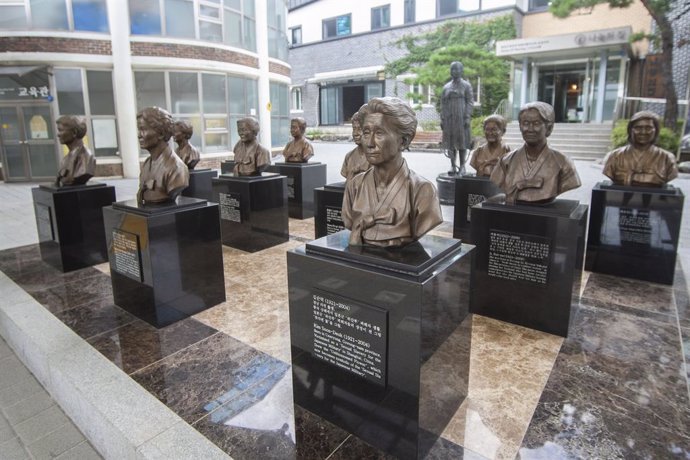 13 August 2019, South Korea, Gwangju: Sculptures of WWII Japanese military comfort women are seen at the House of Sharing, one day ahead of the International Memorial Day for Comfort Women. House of sharing is shelter for victims of Japanese military se