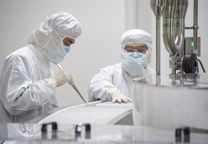 06 January 2021, China, Beijing: Scientists work on the production line of Sinovac Biotech's coronavirus (COVID-19)vaccine. Photo: -/TPG via ZUMA Press/dpa