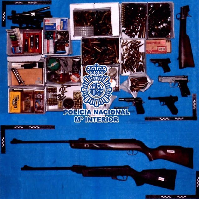 Armas y otros efectos intervenidos por la Policía Nacional a un septuagenario amante de las armas que las tenía en un almacén cerrado al público