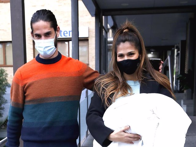 ISCO ALARCÓN Y SARA SÁLAMO CON SU SEGUNDO HIJO PIERO