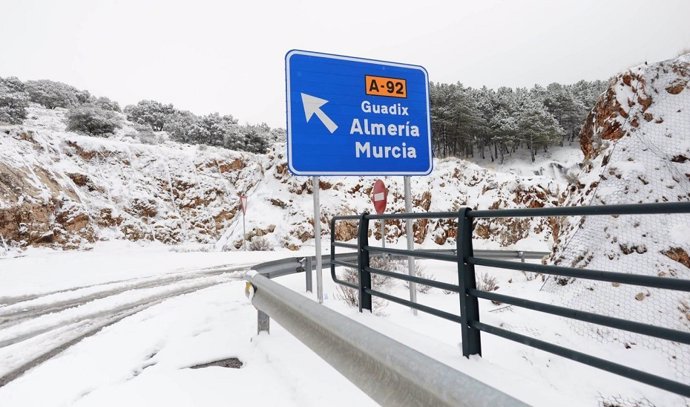 Carretera A-92 cubierta de nieve