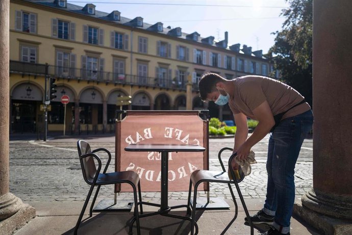 Un trabajador con mascarilla en Francia