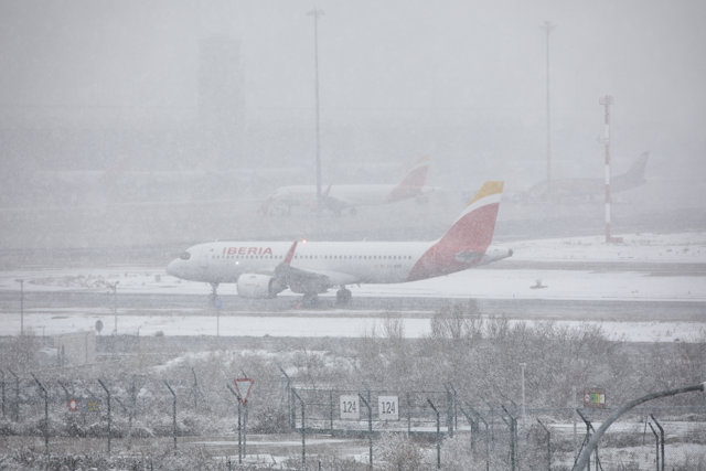 Un avión de la compañía Iberia en el Aeropuerto de Madrid-Barajas Adolfo Suárez, en Madrid (España), a 8 de enero de 2021. 