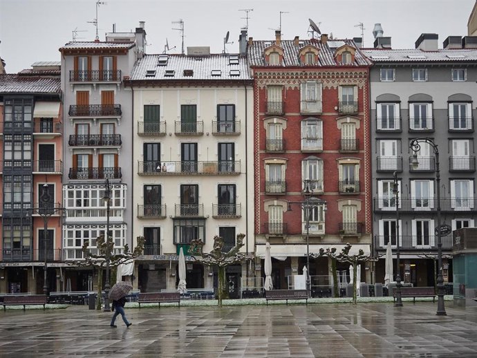 Plaza del Castillo prácticamente vacía durante la jornada en la que las temperaturas han bajado estrepitosamente en el segundo día de la entrada en vigor de la limitación total de movimientos salvo de los trabajadores de actividades esenciales