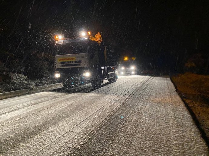 Las brigadas del área de Carreteras de la Diputació de Valncia trabajan para facilitar el acceso al municipio de Siete Aguas