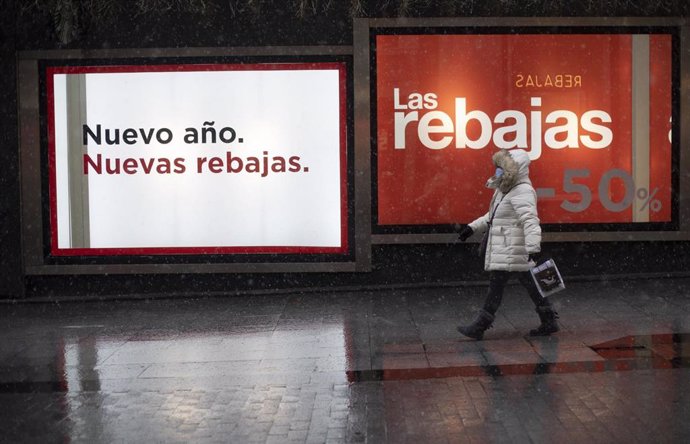 Un escaparate en una tienda anuncia el inicio de las conocidas como rebajas de enero, en Madrid