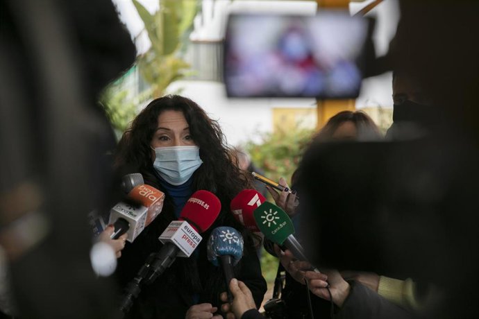 La consejera de Igualdad, Políticas Sociales y Conciliación, Rocío Ruiz, atiende a los medios de comunicación, foto de archivo