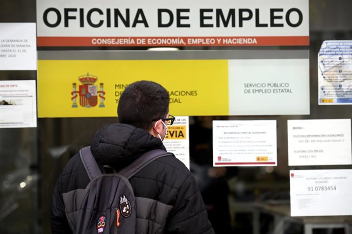 Un hombre mira el cristal de una oficina de empleo, SEPE (antiguo INEM) horas después de conocer los datos del paro de noviembre, en Madrid (España), a 2 de diciembre de 2020. El número de parados registrados en las oficinas de los servicios públicos de