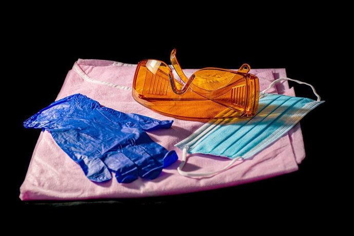 Mascarilla y guantes