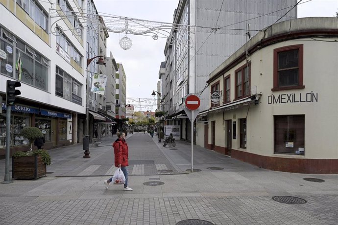 Una persona camina por una de las calles de Bergantiños el día de la entrada en vigor de nuevas medidas y del cierre perimetral del municipio debido a la crisis del Covid-19, en Bergantiños, A Coruña, Galicia, (España), a 14 de noviembre de 2020. Este y