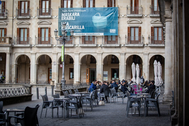 Ambiente en la terraza de un establecimiento del centro de Vitoria 