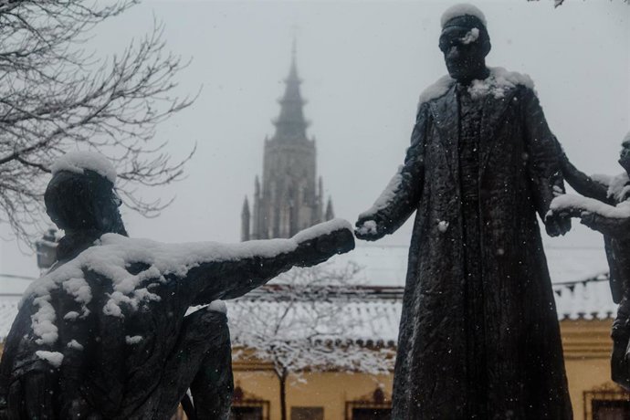 Cierran accesos al Casco Histórico de Toledo a causa de la nieve y obligan al uso de cadenas por toda la ciudad