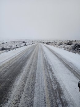 Carretera de Santa Eulalia a Bronchales con placas de hielo.