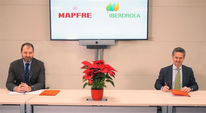 Raúl Costilla, director general comercial y de negocio de MAPFRE IBERIA, y Alfonso Calderón, director comercial de Iberdrola en España.