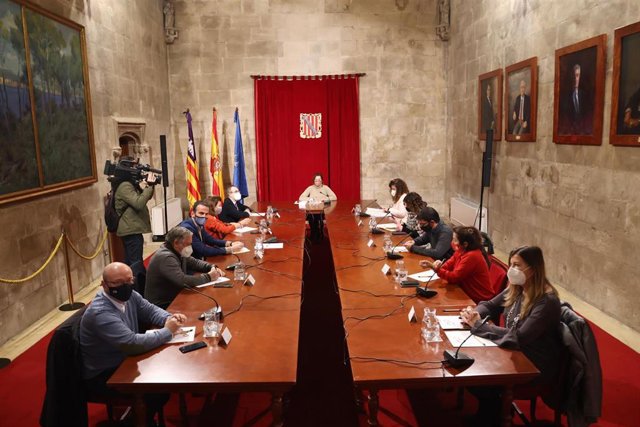 Reunión entre la presidenta Armengol y los agentes sociales, este viernes.