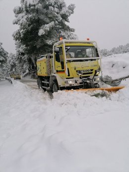 Imagen facilitada por la Unidad de Defensa contra los Incendios Forestales de la Dirección General del medio Natural. En ella se ve al camión de la brigada forestal de Caravaca trabajando entre Moratalla y el Campo de San Juan.