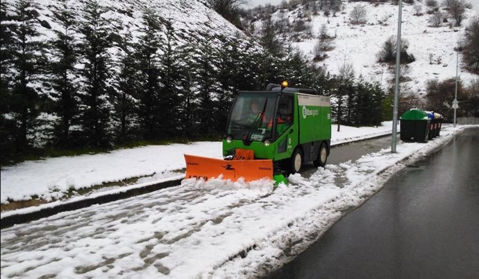 Máquina quitanieves trabajando en Bilbao.