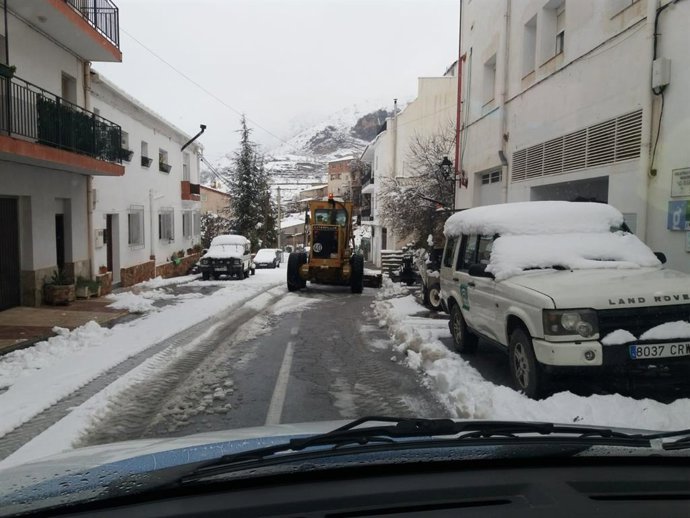 Maquinaria del Plan Invernal de la Diputación de Almería trabaja en asistencia a municipios