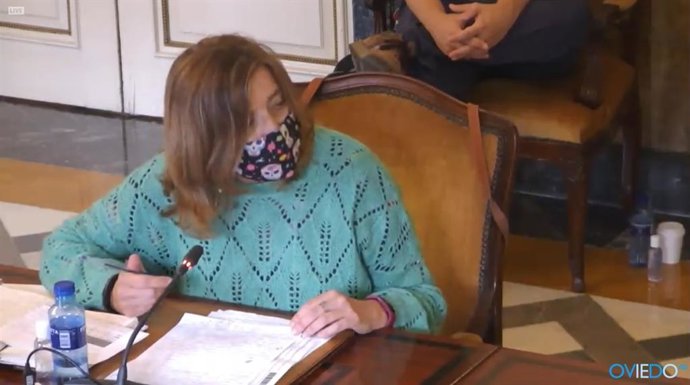 La concejala de Somos Ana Taboada durante el Pleno del Ayuntamiento de Oviedo