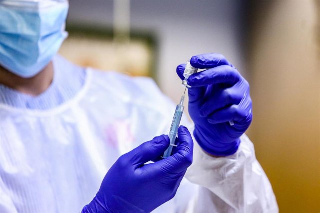 Un sanitario con una vacuna contra el coronavirus en la Comunidad de Madrid.