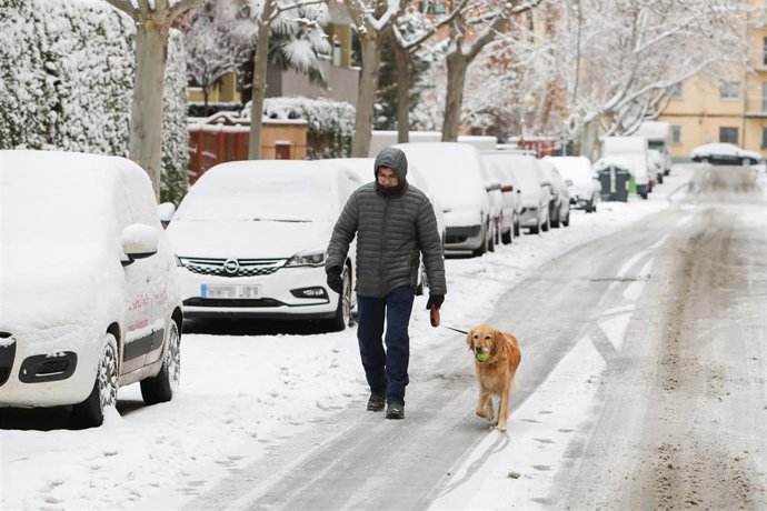 Un hombre paseando a su perro tras el paso de la borrasca Filomena en Teruel, en Aragón (España) a 8 de enero de 2021. Aragón es una de las comunidades autónomas que se encuentra en alerta naranja (riesgo importante) por frío, nevadas y viento debido al