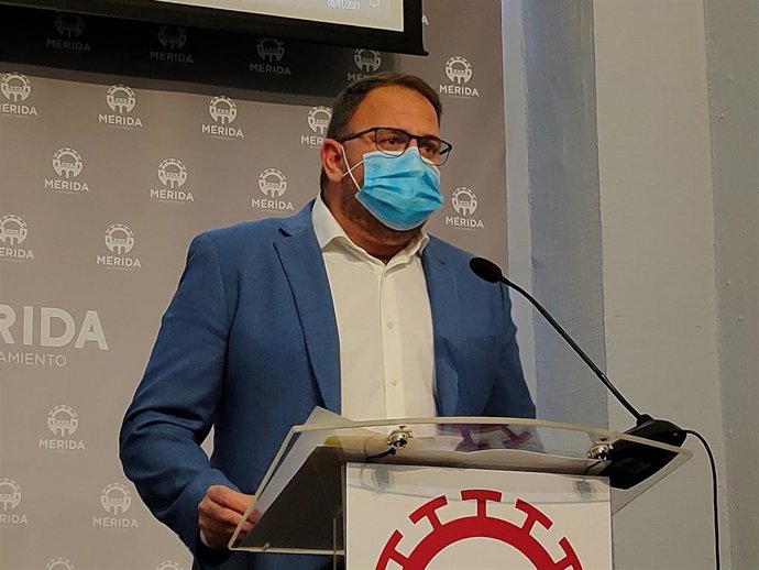 El alcalde de Mérida, Antonio Rodríguez Osuna, en una rueda de prensa.
